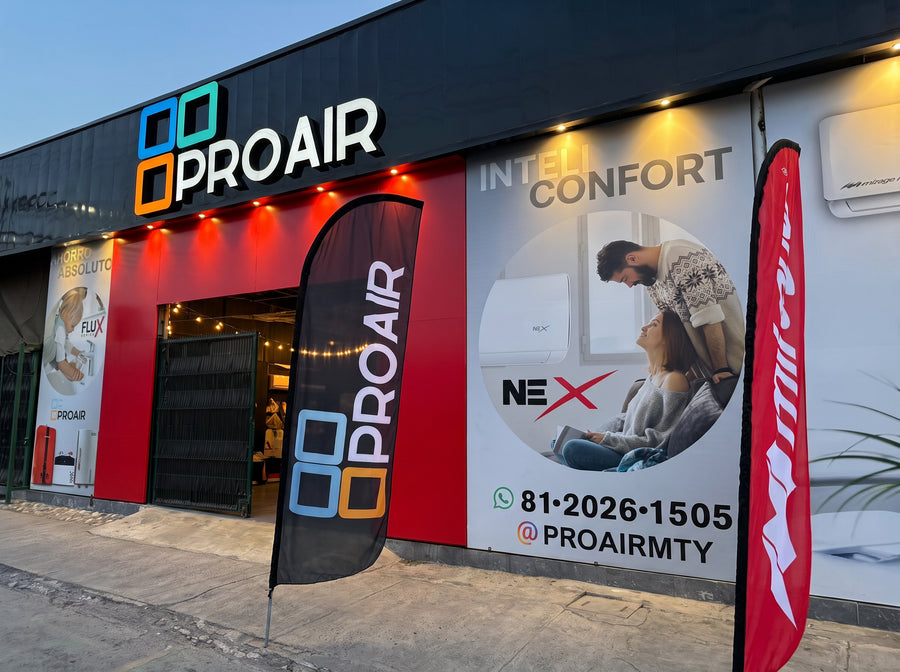 Entrada de la tienda ProAir en Av. Eugenio Garza Sada, Monterrey, a la hora azul