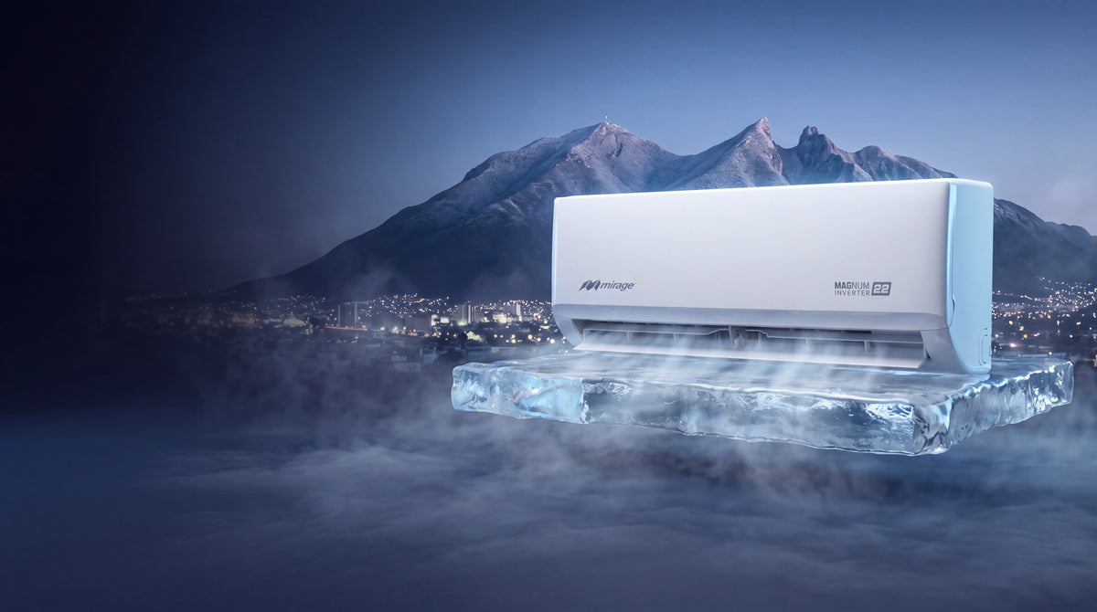 Minisplit Mirage Magnum 22 Inverter sobre un bloque de hielo, con el Cerro de la Silla de Monterrey al fondo a la hora azul